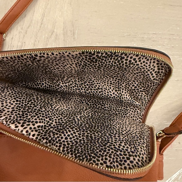 Brown Crossbody Concealed Carry Handbag with lock and keys - Picture 4 of 8